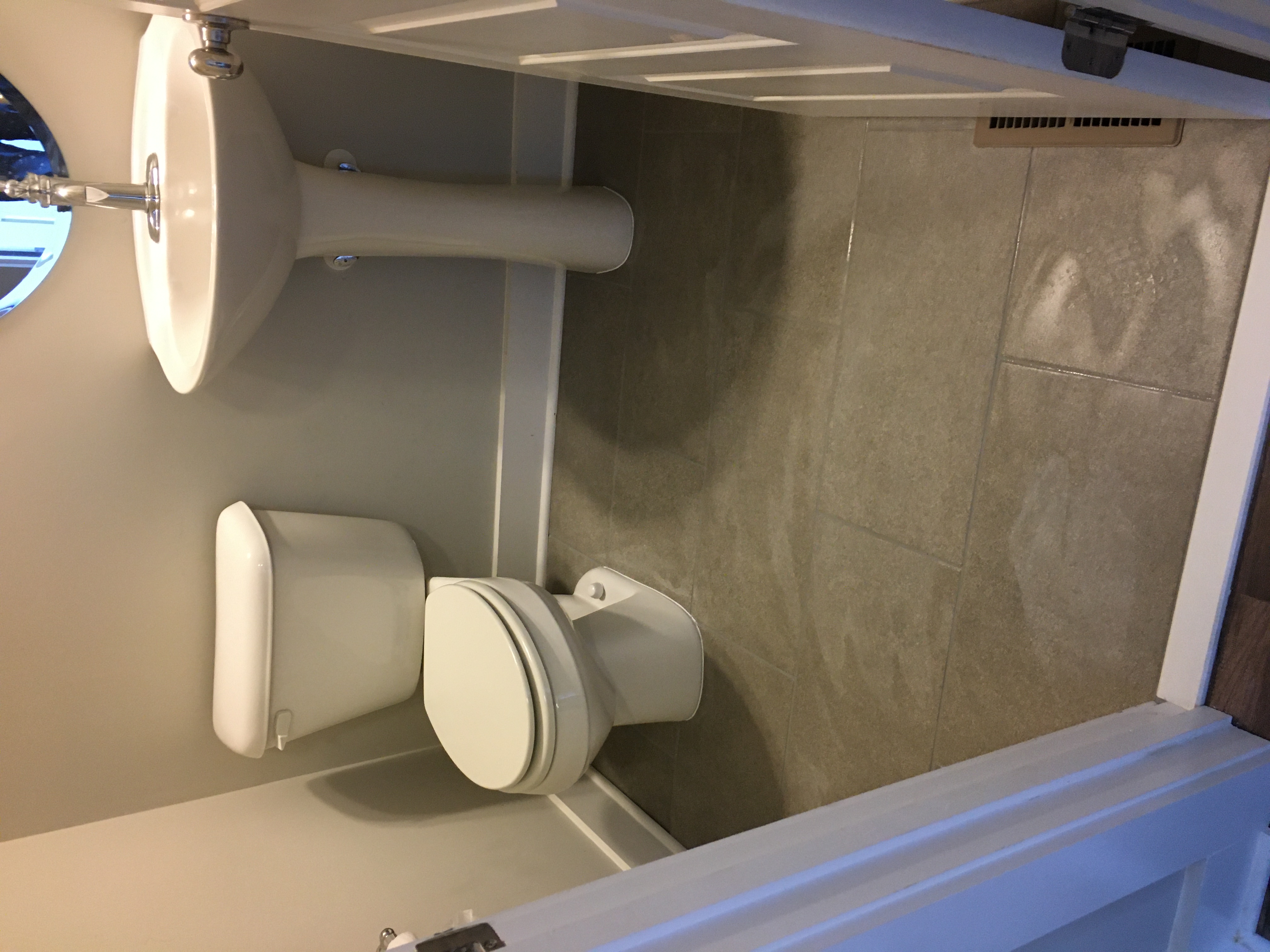 bathroom_floor_tile_1.jpg